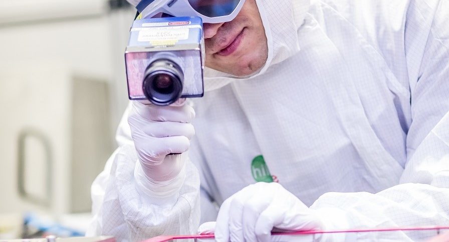 Zprovoznění kompaktního pikosekundového laserového systému PERLA C o výstupním výkonu 0,5 kW